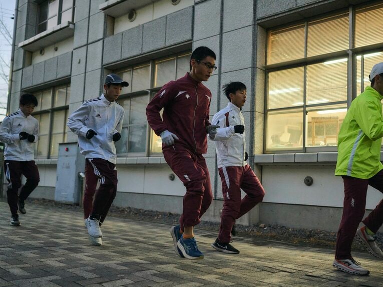 集合が終わると動きづくりのドリルとウォーミングアップに。校内のわずかなスペースを利用して行う　©Yuki Suenaga