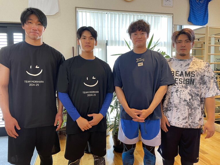 左から清宮虎多朗、坂本裕哉、森原、中川虎大。「チーム森原」シャツがかわいい　©Takashi Ishizuka