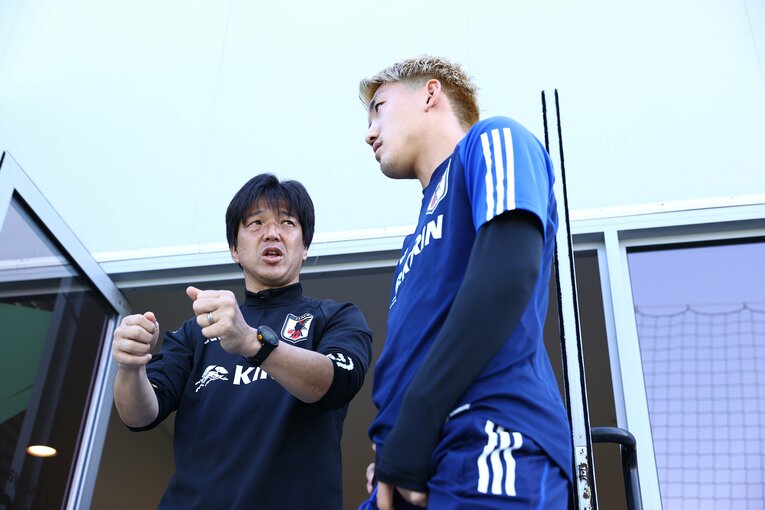 トレーニング中、名波コーチとコミュニケーションを取る堂安　©JFA/AFLO