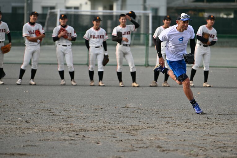 富士高校野球部を指導したイチロー　©Naoya Sanuki