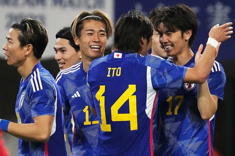 田中碧のゴールに喜ぶ中村敬斗、伊東純也ら。日本代表は5試合連続のゴールラッシュとなっている ／ photograph by Etsuo Hara/Getty Images