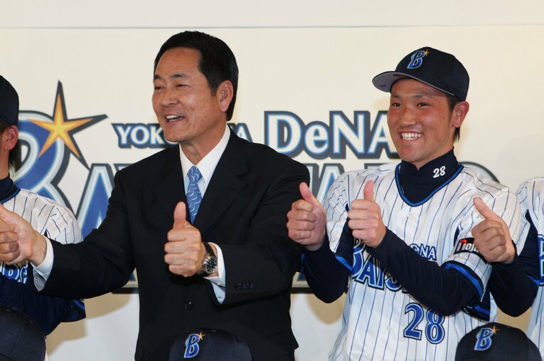 2011年のドラフトでベイスターズに1位指名され、DeNA第1期生となった北方悠誠（右）。波乱万丈すぎる人生を語った ／ photograph by JIJI PRESS