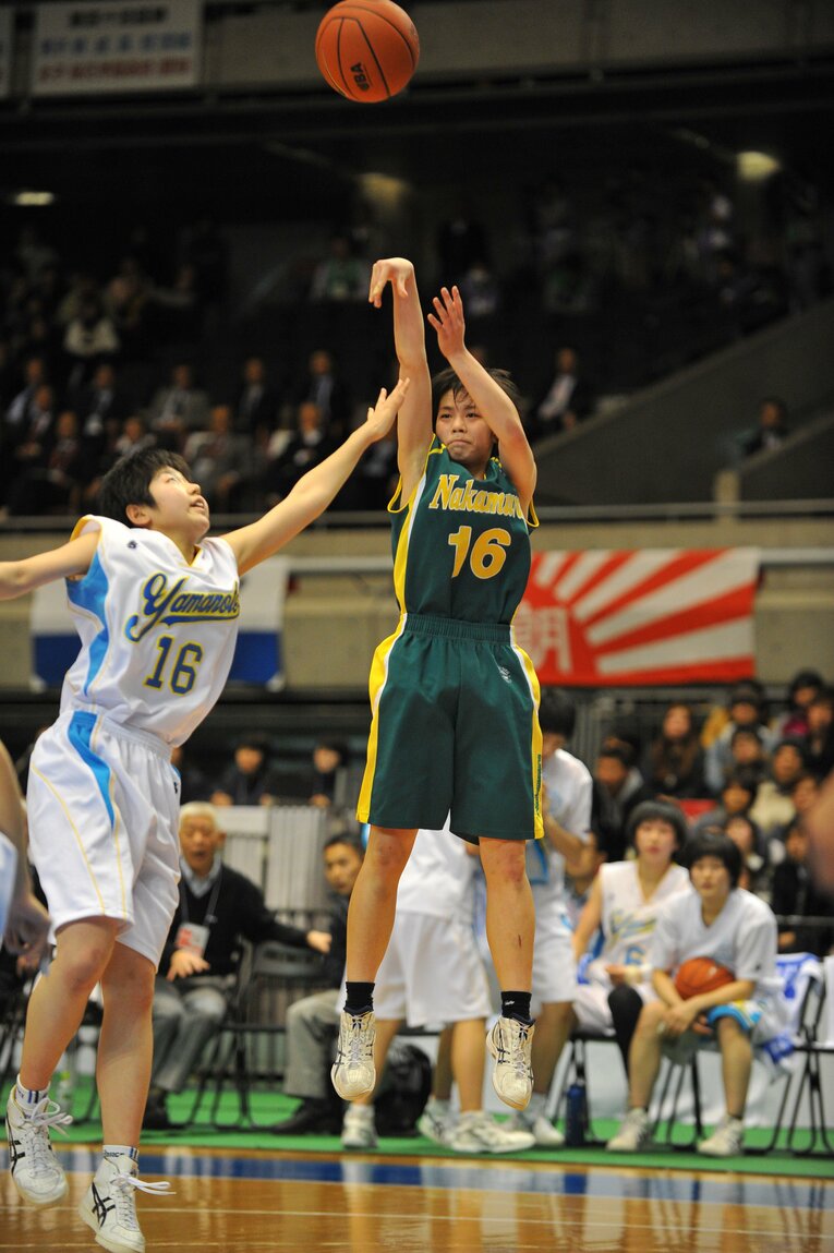 中村学園女子（福岡）時代の安間。写真は2010年のウインターカップ。決勝で札幌山の手に敗れ、準優勝だった　©AFLO