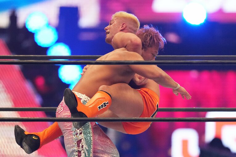 海野翔太の首を取るザック・セイバーJr.　©Essei Hara