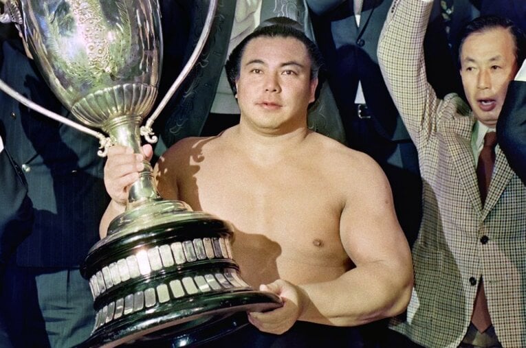 1990年11月、九州場所で31回目の優勝を果たし賜杯を抱く千代の富士。この9年前、横綱としての初優勝も福岡の地で成し遂げられた ／ photograph by JIJI PRESS