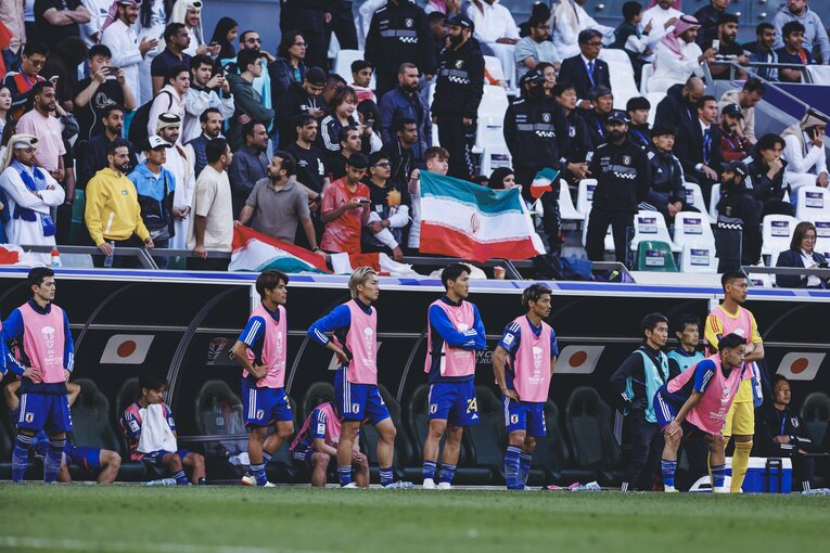 ベンチ前で戦況を見つめる日本の選手たち　©Kiichi Matsumoto