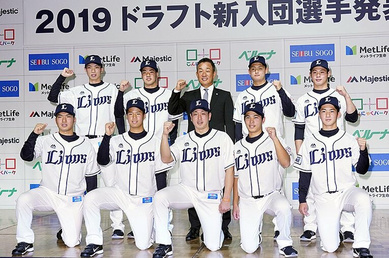 幼い頃からライオンズファンだったという井上広輝（上段右から2番目）は、2019年のドラフト6位で憧れの球団に入団した ／ photograph by Kyodo News