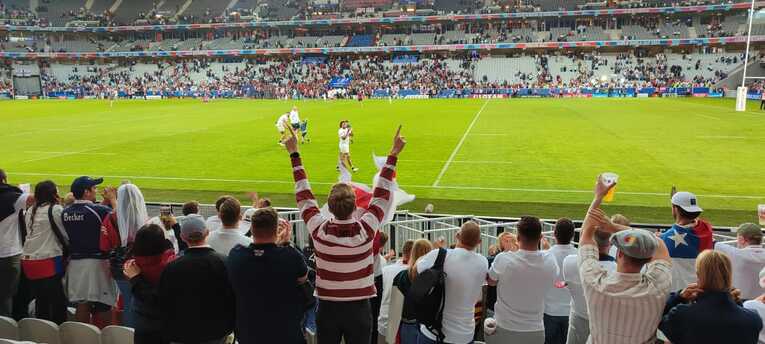 試合後、場内を一周するイングランド選手と、彼らの健闘を称えるファン　©Hiroaki Sawada