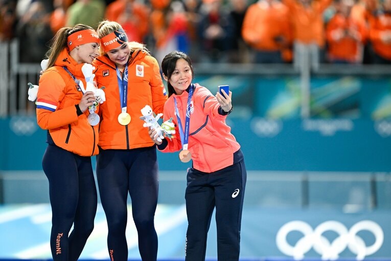 恒例メダリスト自撮り　©Asami Enomoto/JMPA