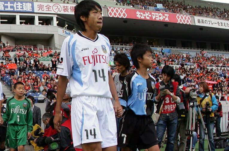 現役時代の中村憲剛と手をつないで入場する三笘薫（当時12歳）　©J.LEAGUE