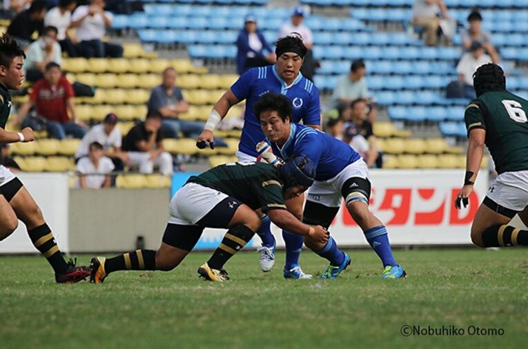 4年時、関東学院大戦。ボールを持つ機会は少なかったが、持てば頑健に前に出た。 ／ photograph by Nobuhiko Otomo