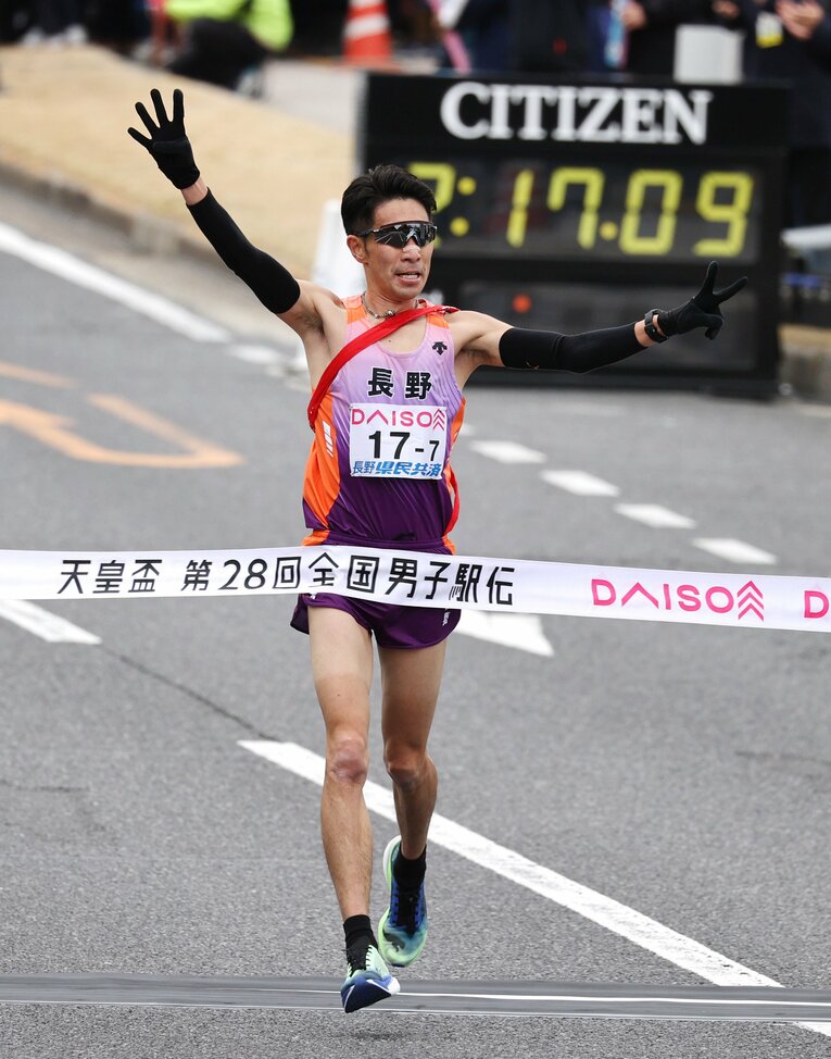 箱根駅伝の数週間後には都道府県駅伝に選手として出場し、優勝のゴールテープを切った上野　©JIJI PRESS