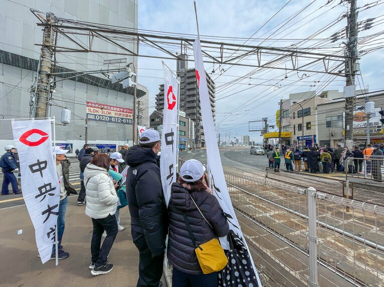 高校生区間の応援に、なぜ「中央大学」の幟が…？　©︎Satoshi Wada