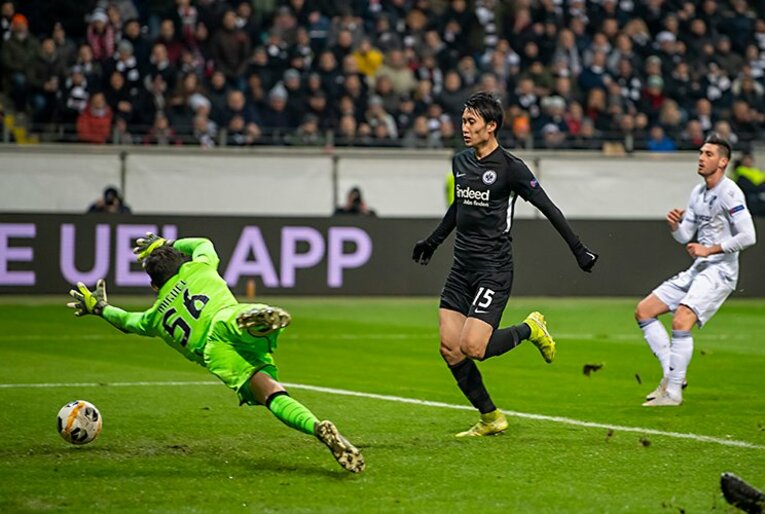 独メディア曰く「キングカマダ」。鎌田大地が見せる数字以上の技量。(2)