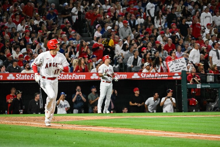 エンゼルス時代の大谷とネクストサークルで打球を見つめるトラウト　©Nanae Suzuki