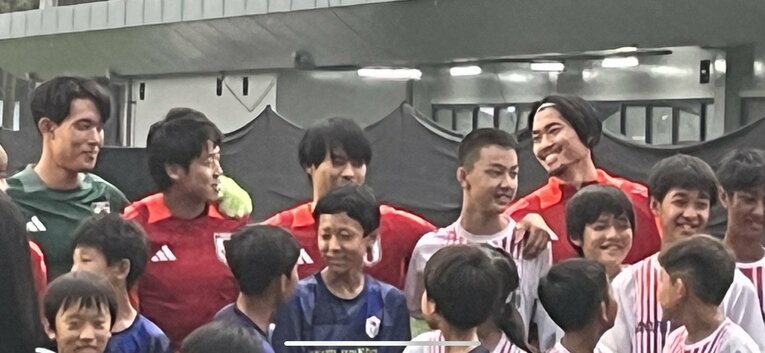 三笘と肩を組んだ少年はニッコリ　©Yusuke Mimura