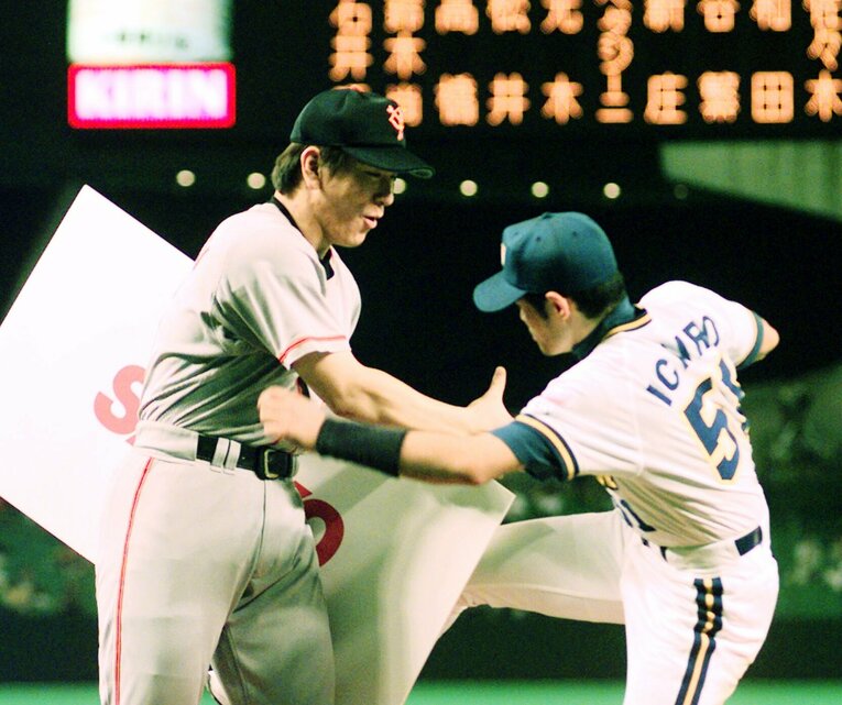 1999年7月のオールスターで。表彰式でじゃれる 松井とイチロー　©Sankei Shimbun