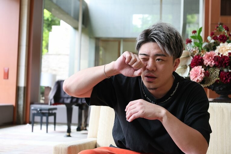 眼窩底を痛めやすい角度のパンチを、実体験から解説する伊藤氏　©NumberWeb