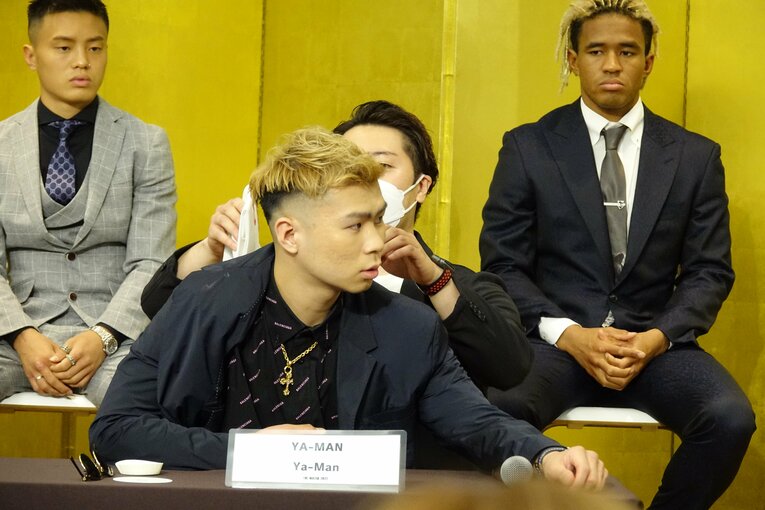 芦澤竜誠にメンチを切るYA-MAN　©Koji Fuse