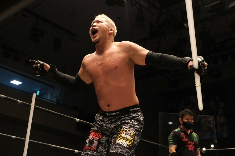 「デスマッチ・イズ・マイライフ」妻の急死を乗り越えた“クレイジー・キッド”竹田誠志の決意「蛍光灯やカミソリで傷つけ…でもそれが生きがい」(8)