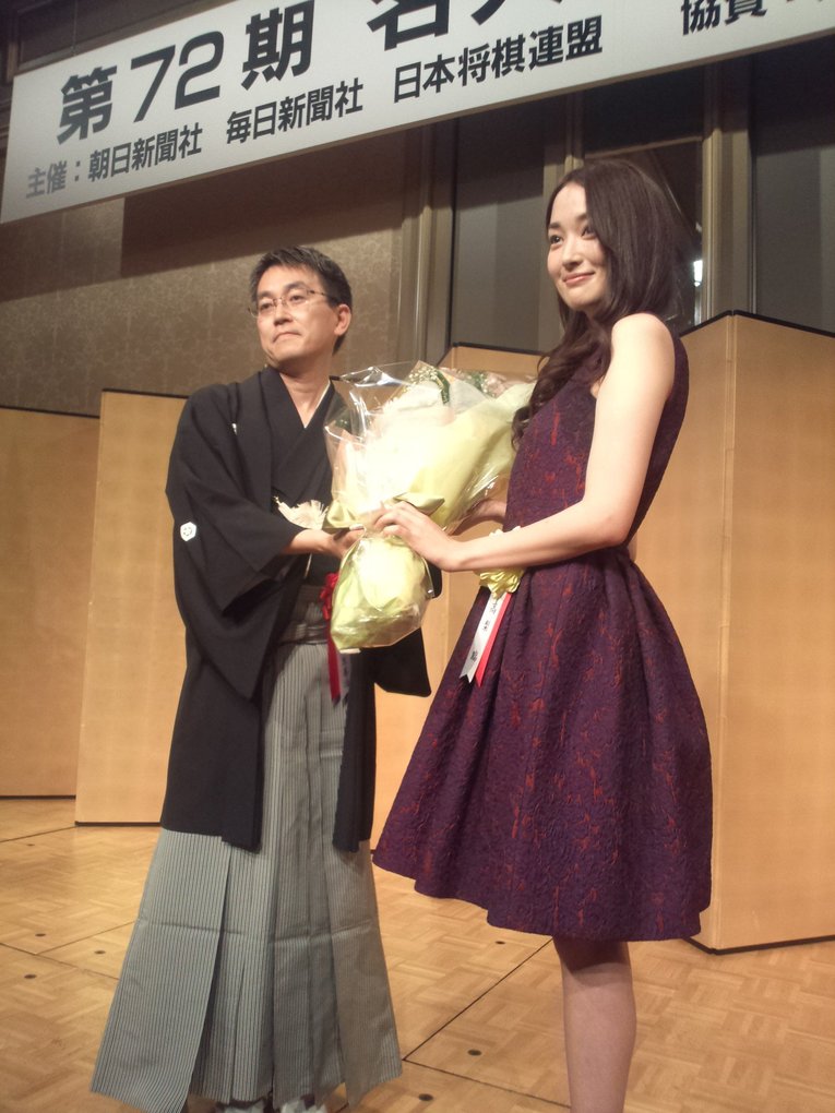 羽生名人の就位式 2014年（女優の高梨臨が花束贈呈）©Noboru Tamaru