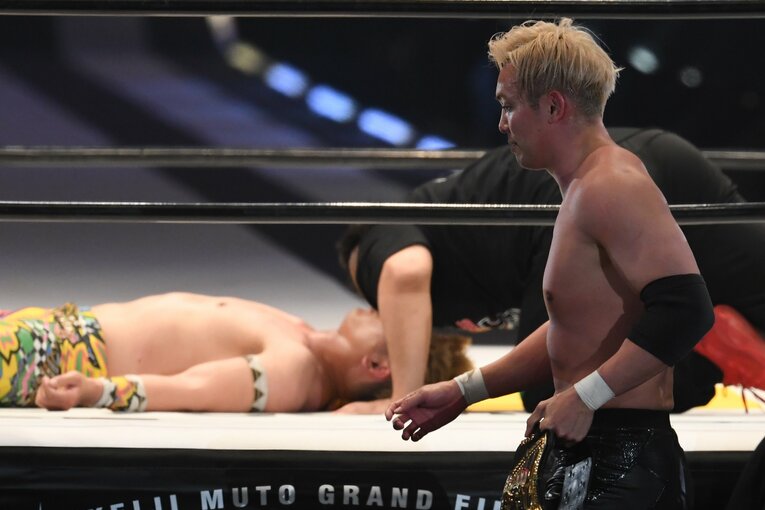 リング上に清宮海斗を残し、淡々と退場するオカダ・カズチカ