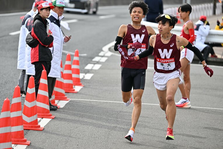 臙脂の襷を受け取る主将の菖蒲　©Naoya Sanuki