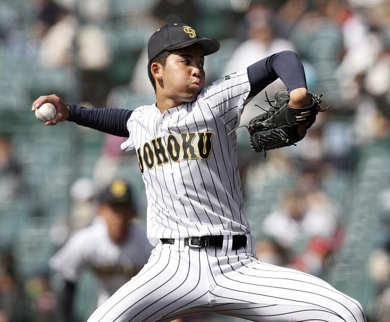 東海大相模戦に先発した鳥取城北・山内龍亜。183センチの長身から変化球を有効に使い、東海大相模打線を8回1失点に抑えた　©KYODO