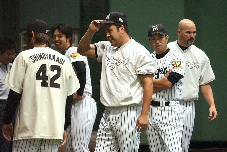 日本シリーズ第３戦が雨天順延となり、室内練習場で調整する阪神投手陣。左から下柳剛、井川慶、伊良部秀輝、右端はムーア　©︎JIJI PRESS　