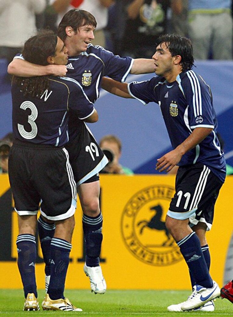 2006年ドイツW杯で大会初ゴールを決めた19歳のメッシを祝福する主将ソリン（右はテベス）©︎AFL
