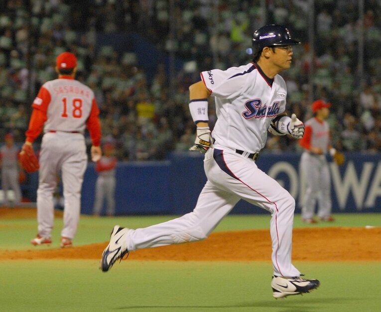 現役最後の打席で広島・佐々岡と対戦し、ショートゴロで一塁に走る古田　©︎JIJI PRESS