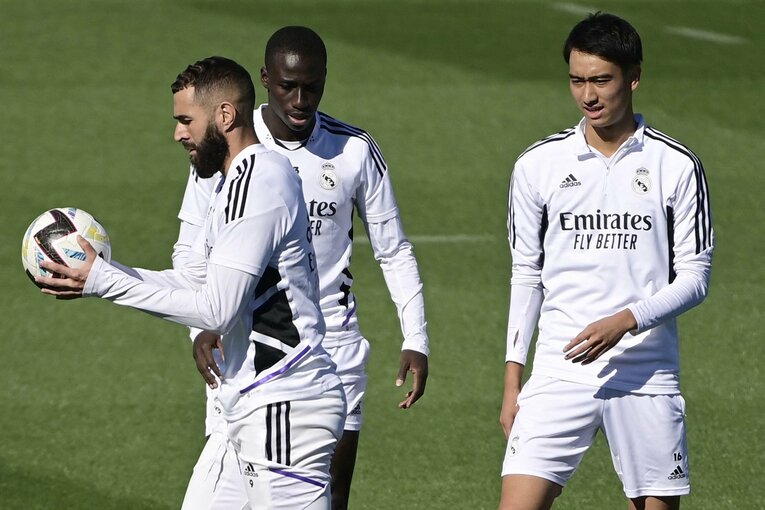 カリム・ベンゼマ、フェルラン・メンディと共にトレーニングする中井卓大　©AFP/JIJI PRESS