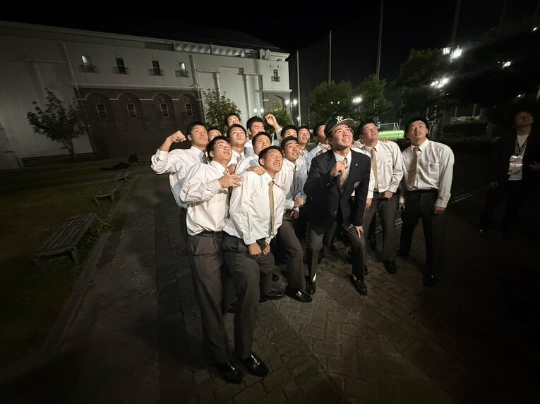 オリックス2位指名を受けた森陽樹と、森を祝福する3年生たち ©Yuji Yanagawa