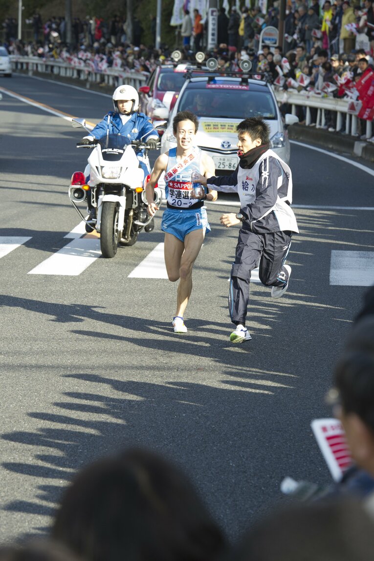 最後の箱根路で村澤は学連選抜チームに入った同級生・早川の給水を務めた　©BUNGEISHUNJU