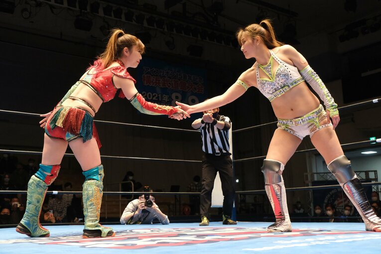 3月27日の藤本（左）と雪妃真矢