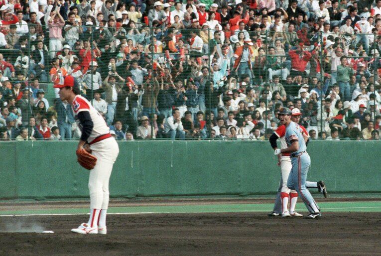 加藤哲郎から先制ソロを打った駒田徳広　©Sankei Shimbun