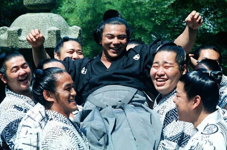 横綱昇進が決まり、同部屋の力士たちに担がれる千代の富士（1981年7月、当時26歳）　©KYODO