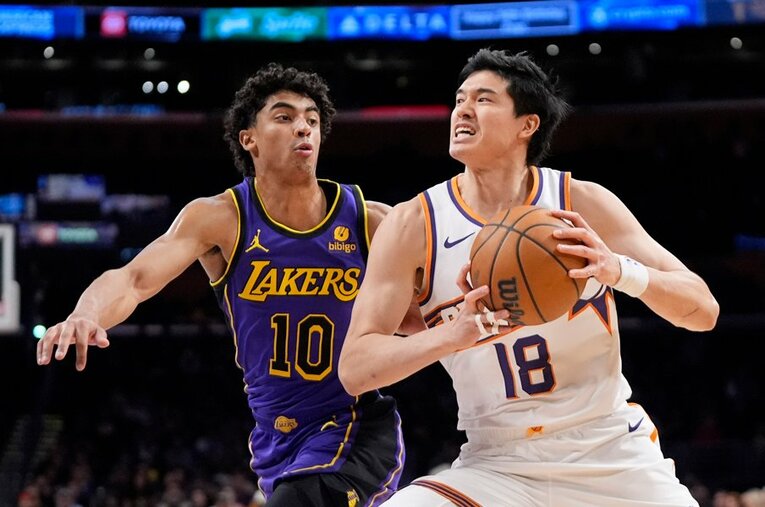 フェニックス・サンズで出場機会を減らしている渡邊雄太（29歳）。苦しい立場でも、置かれている環境に目を背けず、楽しんでいる　©AP/AFLO