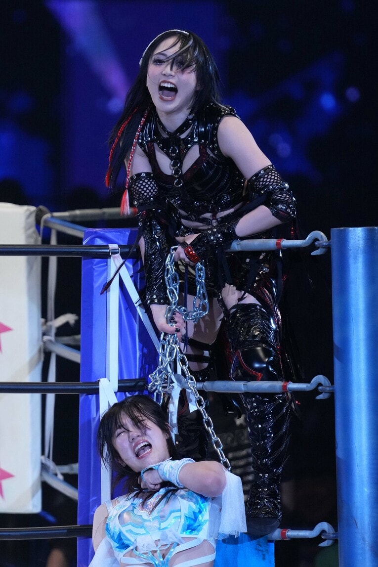 チェーンで玖麗さやかの首を絞める上谷沙弥　©Masashi Hara