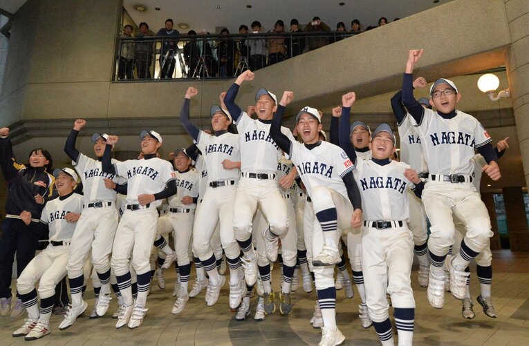 21世紀枠でのセンバツ出場を決めて喜ぶ長田高校ナイン（16年1月撮影）©︎Sankei Shimbun