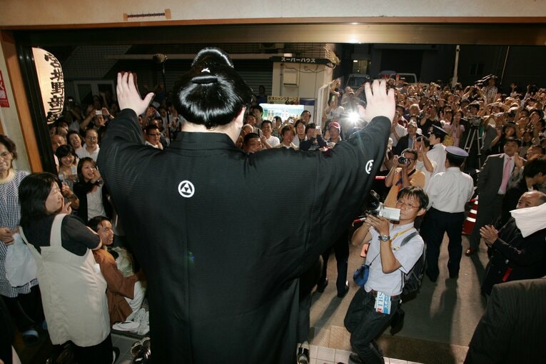 部屋を訪れたファンの声援に応える白鵬　©Hideki Sugiyama