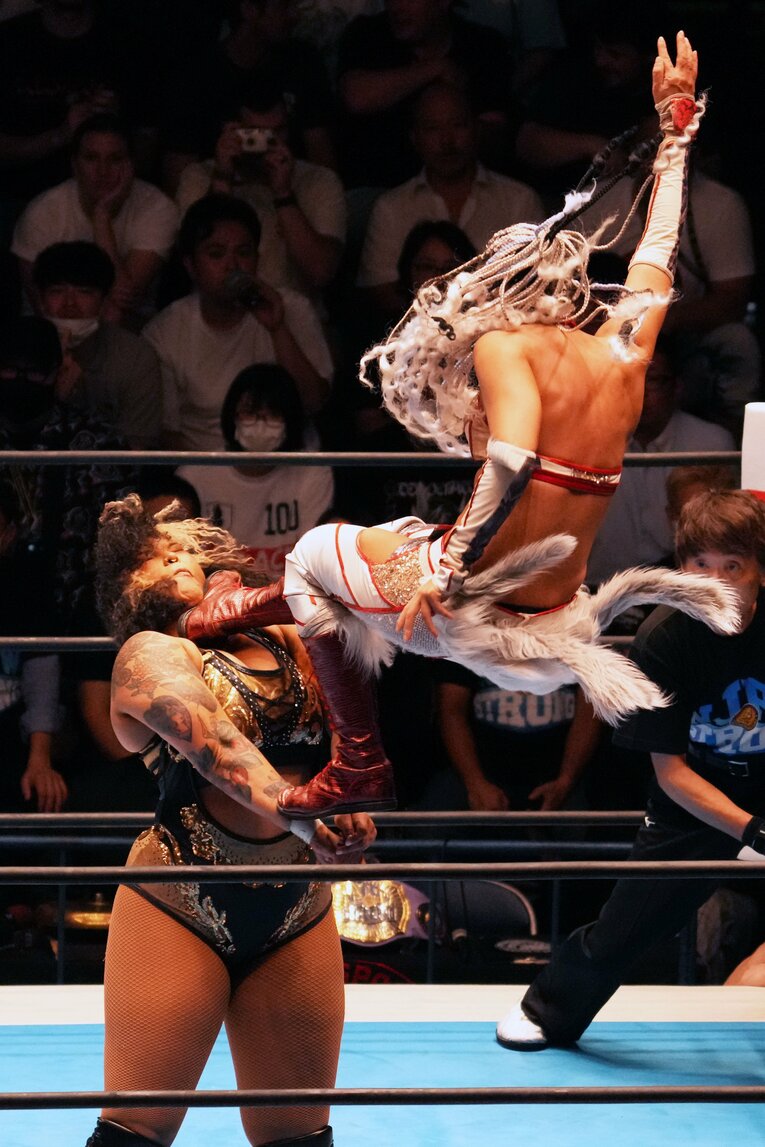 コーナーからナイチンゲールの喉元にキックをぶち込むジュリア　©Essei Hara