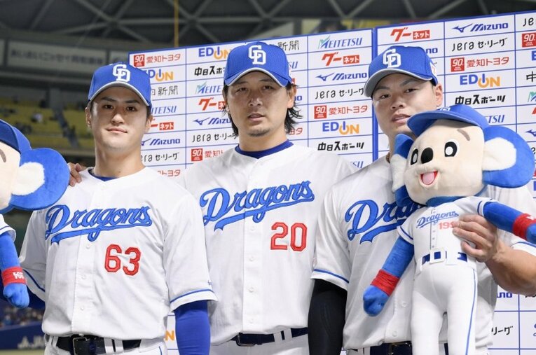 西武、ロッテ、楽天を経て2023年シーズンから中日でプレーする涌井秀章（38歳／中央） ／ photograph by KYODO