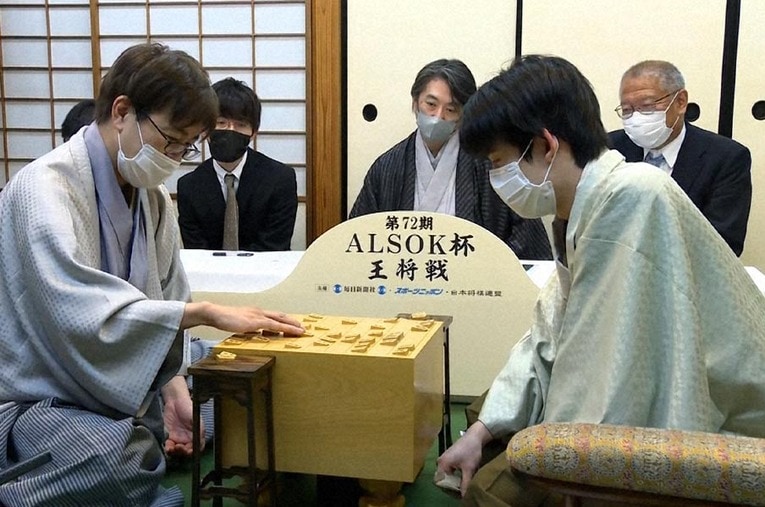 王将戦で初タイトル戦を戦った藤井聡太王将（右）と羽生善治九段。番組制作者の目にはどう映ったか ／ photograph by NHK