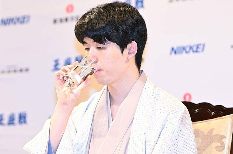長時間の対局となるタイトル戦で、注目を集める藤井聡太の食べたもの、そして飲んだもの。そのオーダーを管理栄養士が見ると… ／ photograph by Keiji Ishikawa