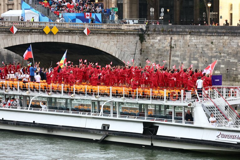 ド派手なカナダ選手団　©Ryosuke Menju/JMPA