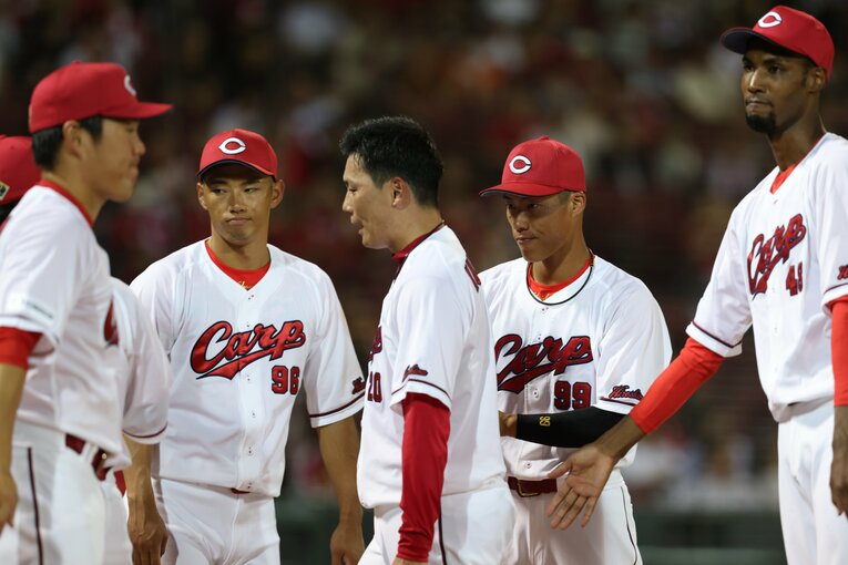 9月11日、天王山の巨人戦で大量失点。呆然とした表情でマウンドを降りる栗林（中央）　©︎JIJI PRESS