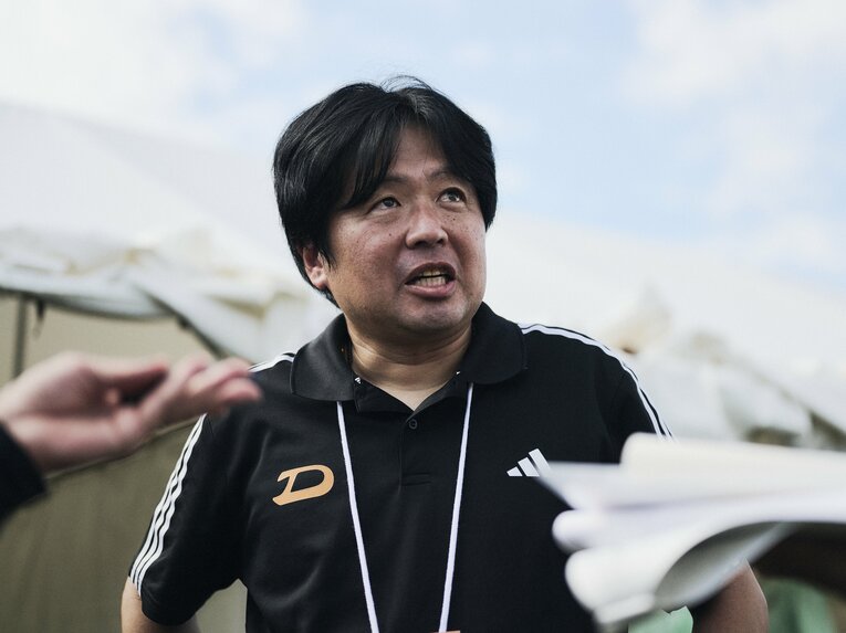 大東文化大学の真名子圭監督。2022年から母校を監督として率いている　©Yuki Suenaga