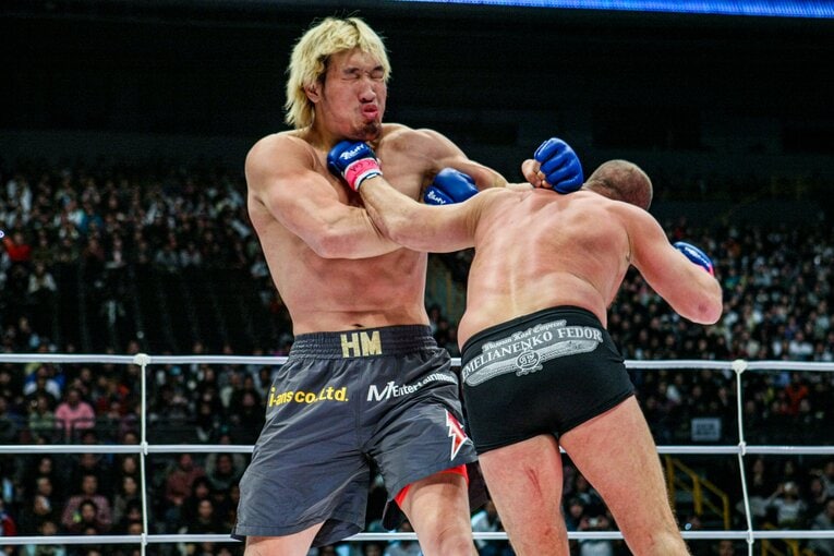 「やれんのか！ 大晦日！ 2007」でチェ・ホンマンにパンチを叩き込むヒョードル