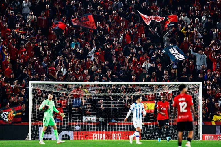 ゴール裏サポーターの熱気がマジョルカ選手を奮い立たせた　©Daisuke Nakashima